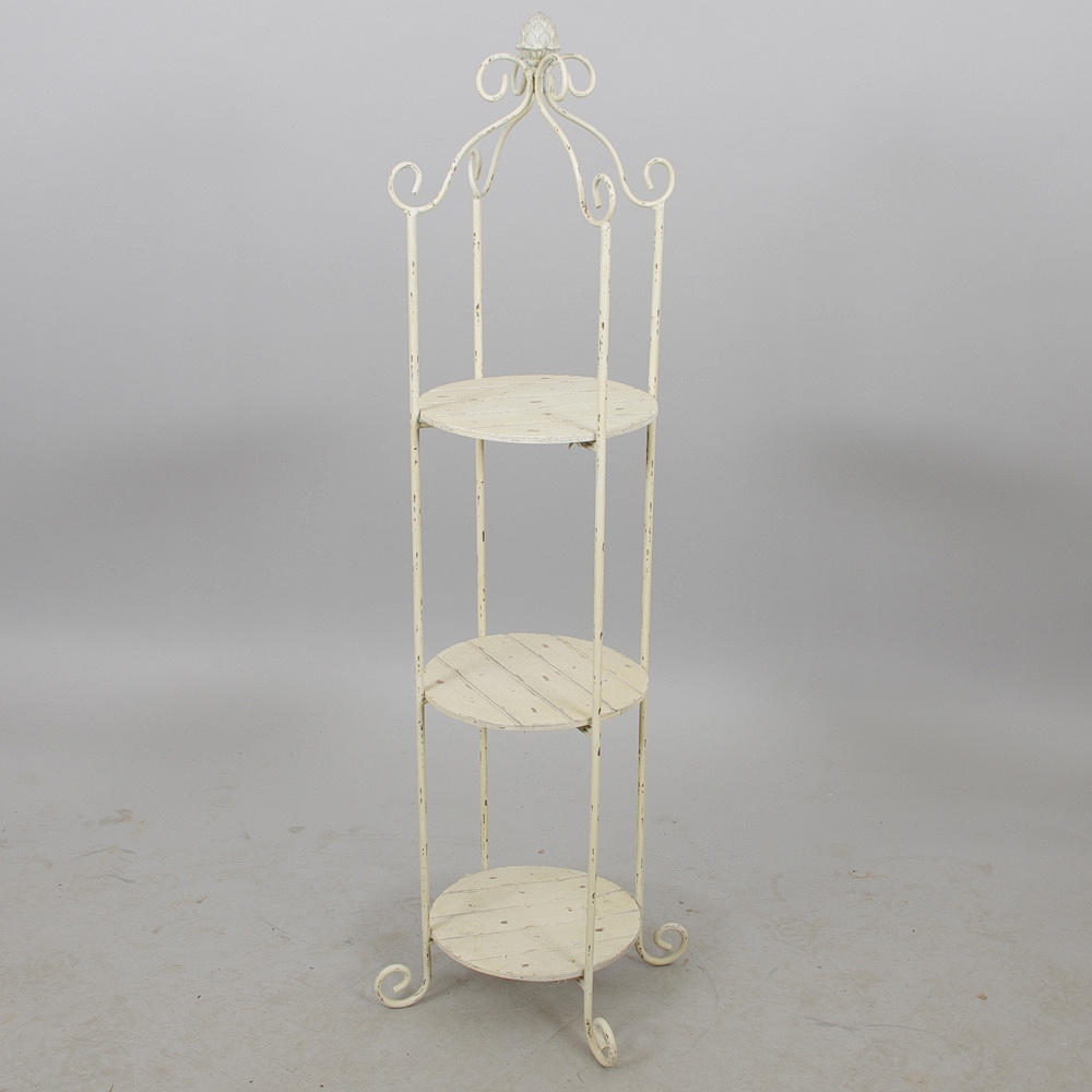 HYLLA, vitmålad smide med trähyllor.