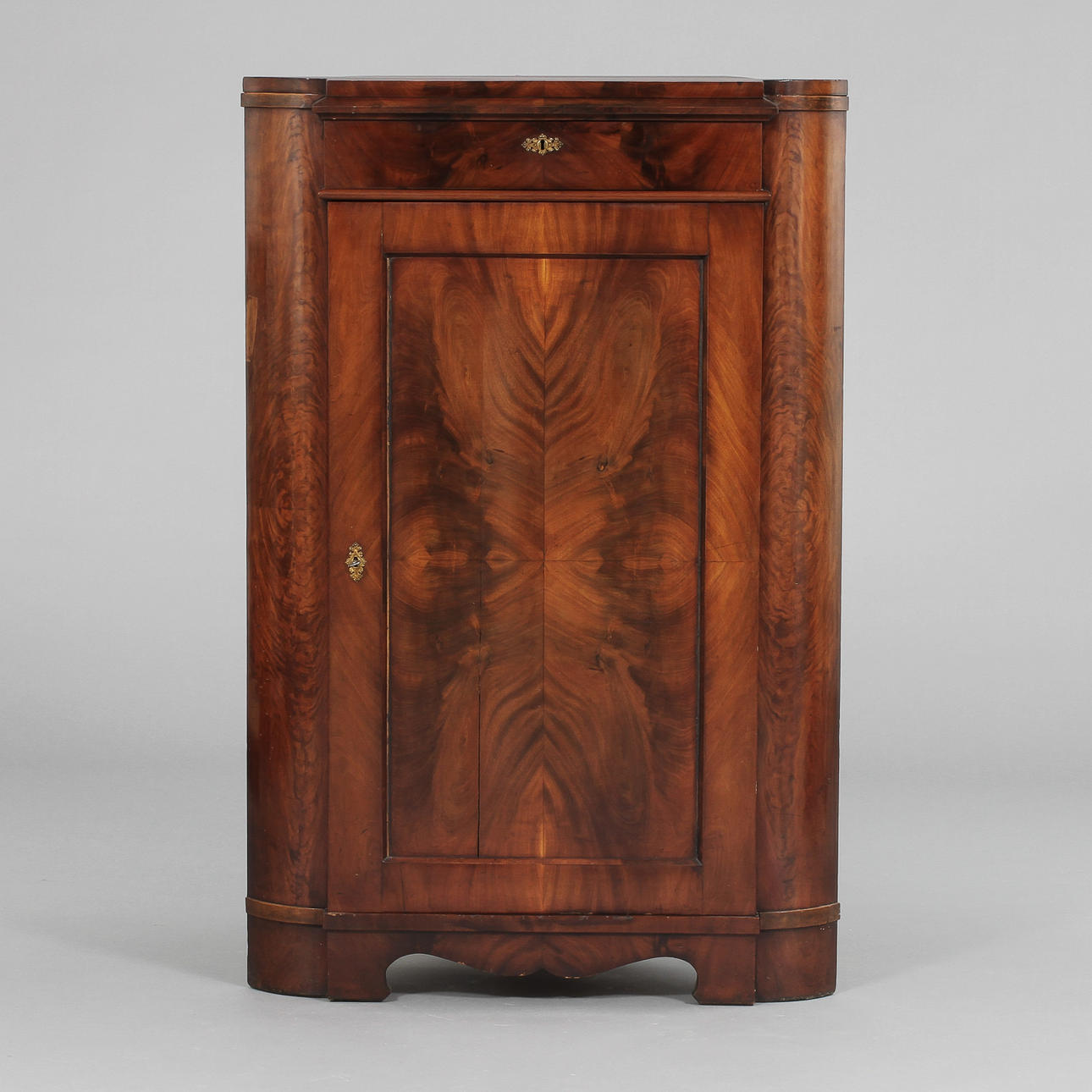 HÖRNSKÅP, senempire. 1800-talets mitt.