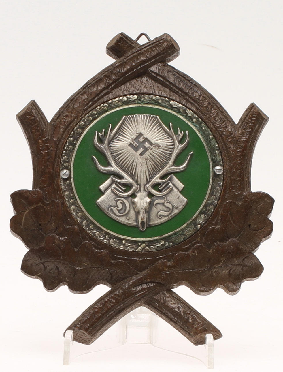 PLAKETT, jaktmotiv med svastika samt bokstäverna D.J. "Deutsche Jagerscaft". Skuren träram.