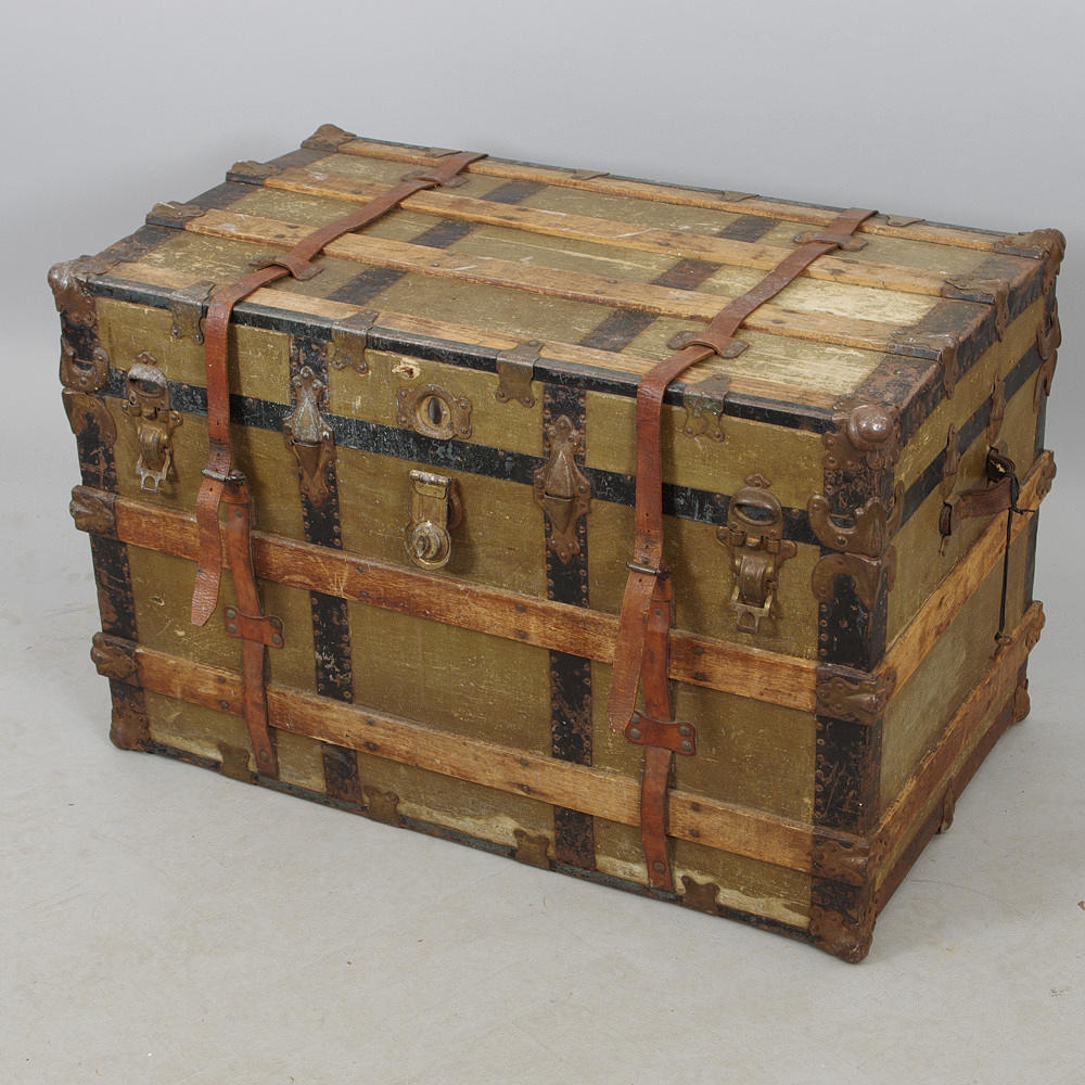 KOFERT, trä/smide med läderremmar, sekelskiftet 1800/1900.