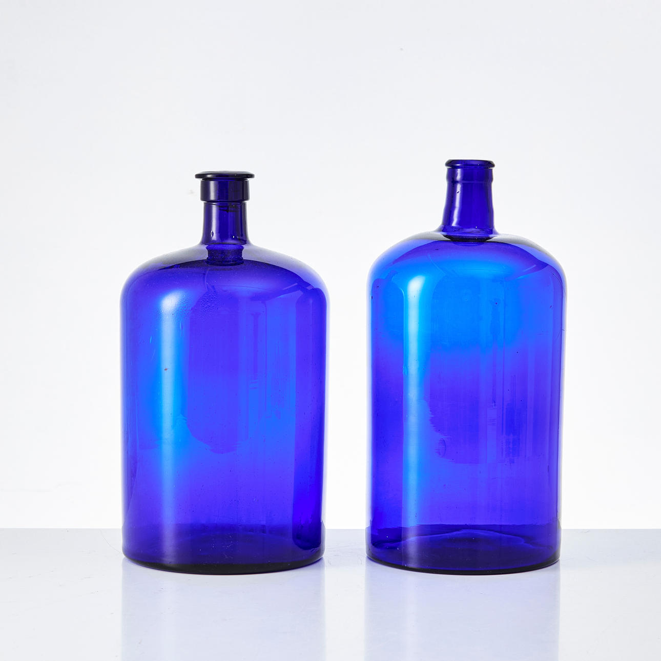 LIMMAREDS GLASBRUK, flaskor, 2 st, sk. buffertflaskor, blå glasmassa, modellen i tillverkning år 1900-1930.