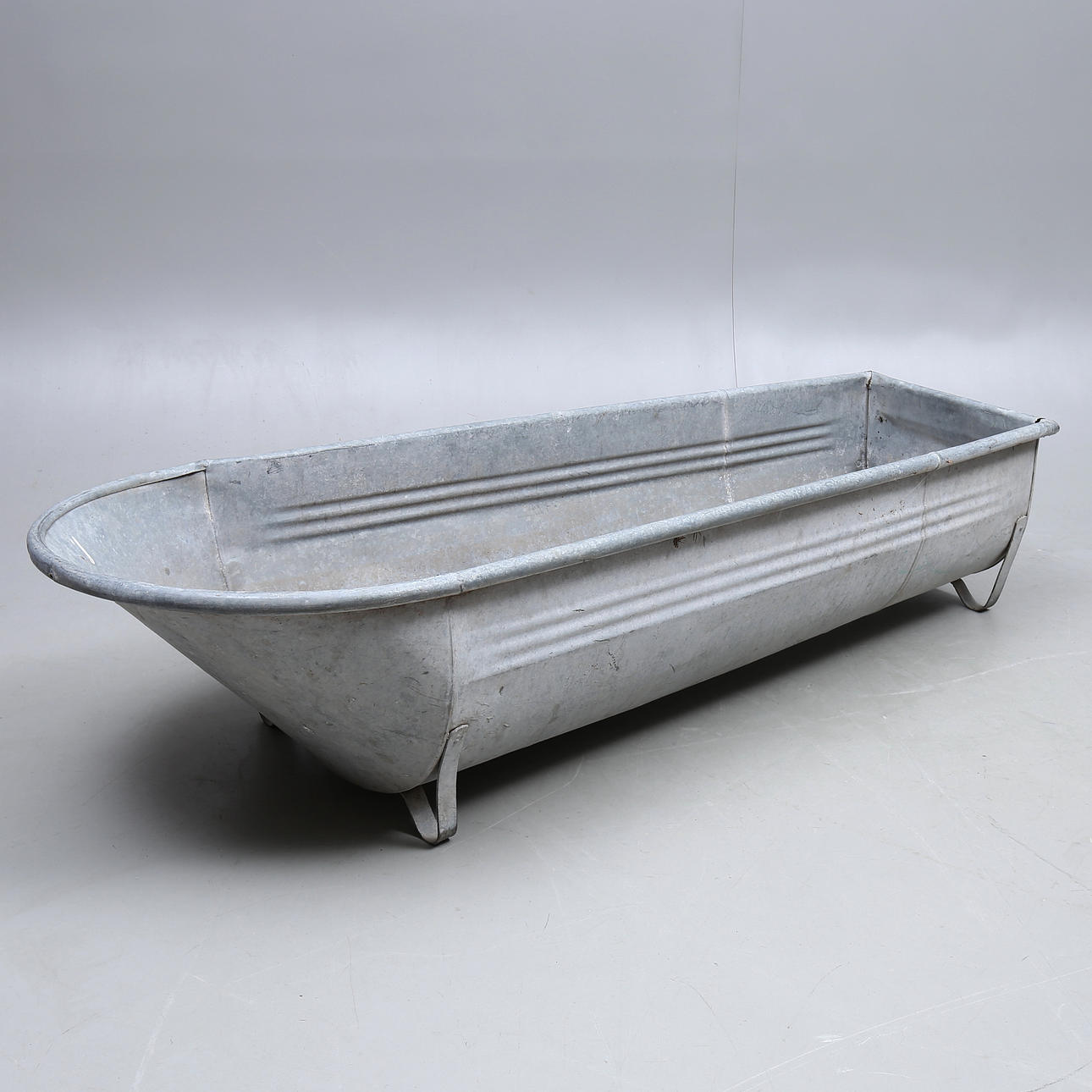 BADEKAR, zink, 20. århundrede.