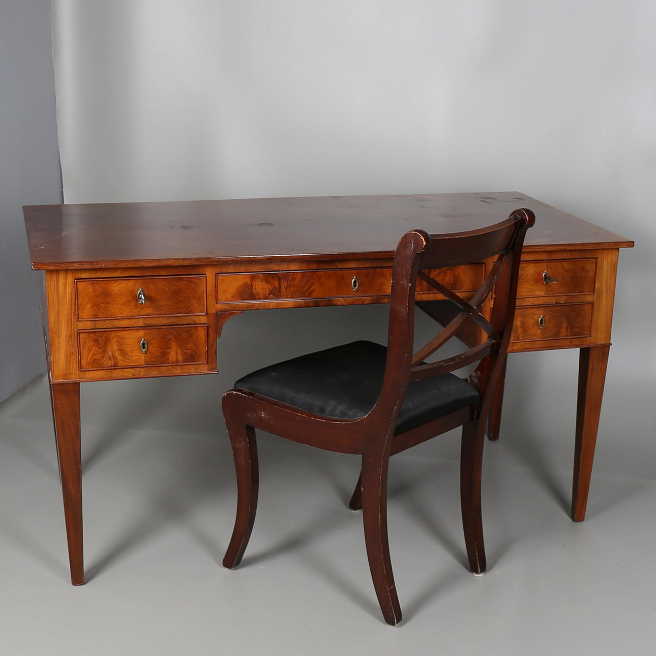 SKRIVBORD i engelsk stil med tillhörande sk Bellmanstol, 1900-talet.