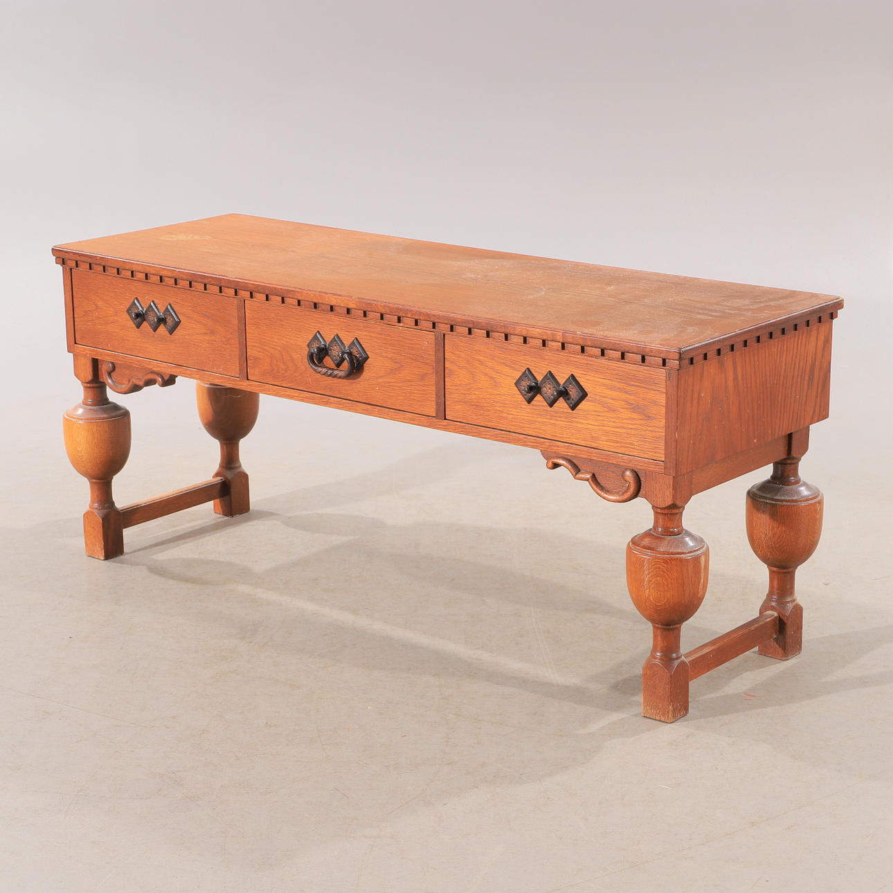 HALLBYRÅ, ek med smidesbeslag.