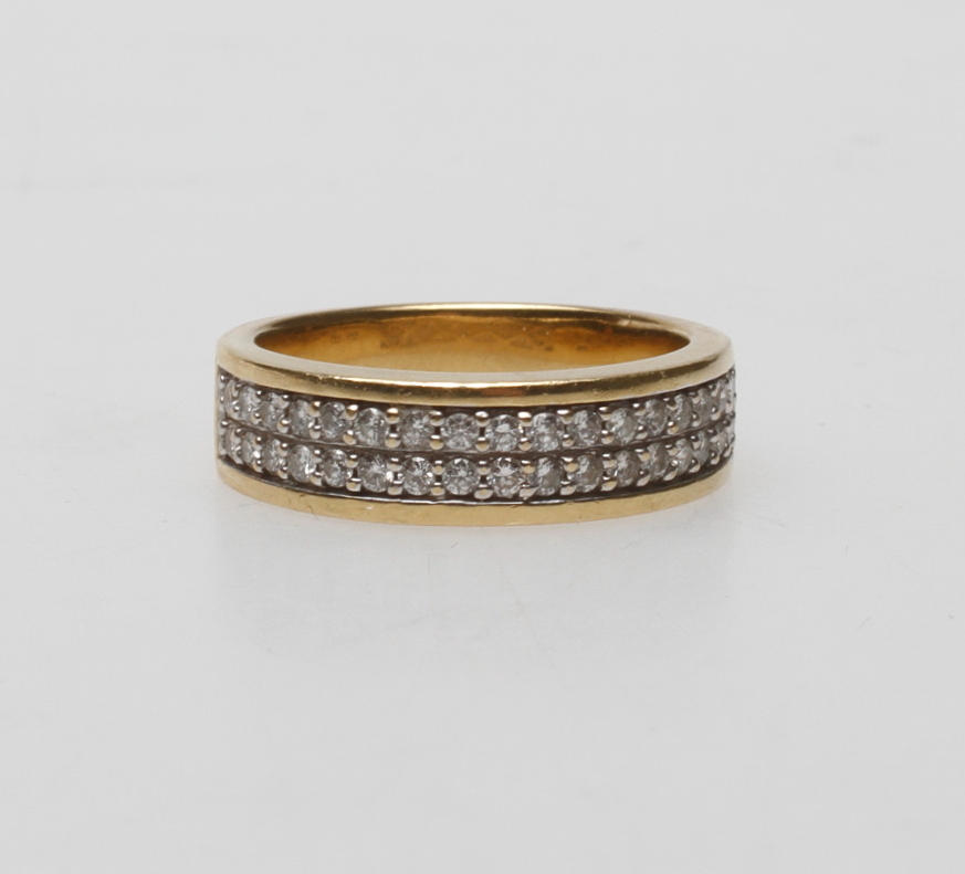 RING MED DIAMANTER, 18k guld, vikt ca 7,4 gr.