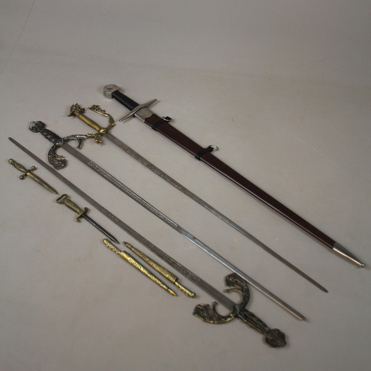 SVÄRD och KNIVAR, 8 delar.