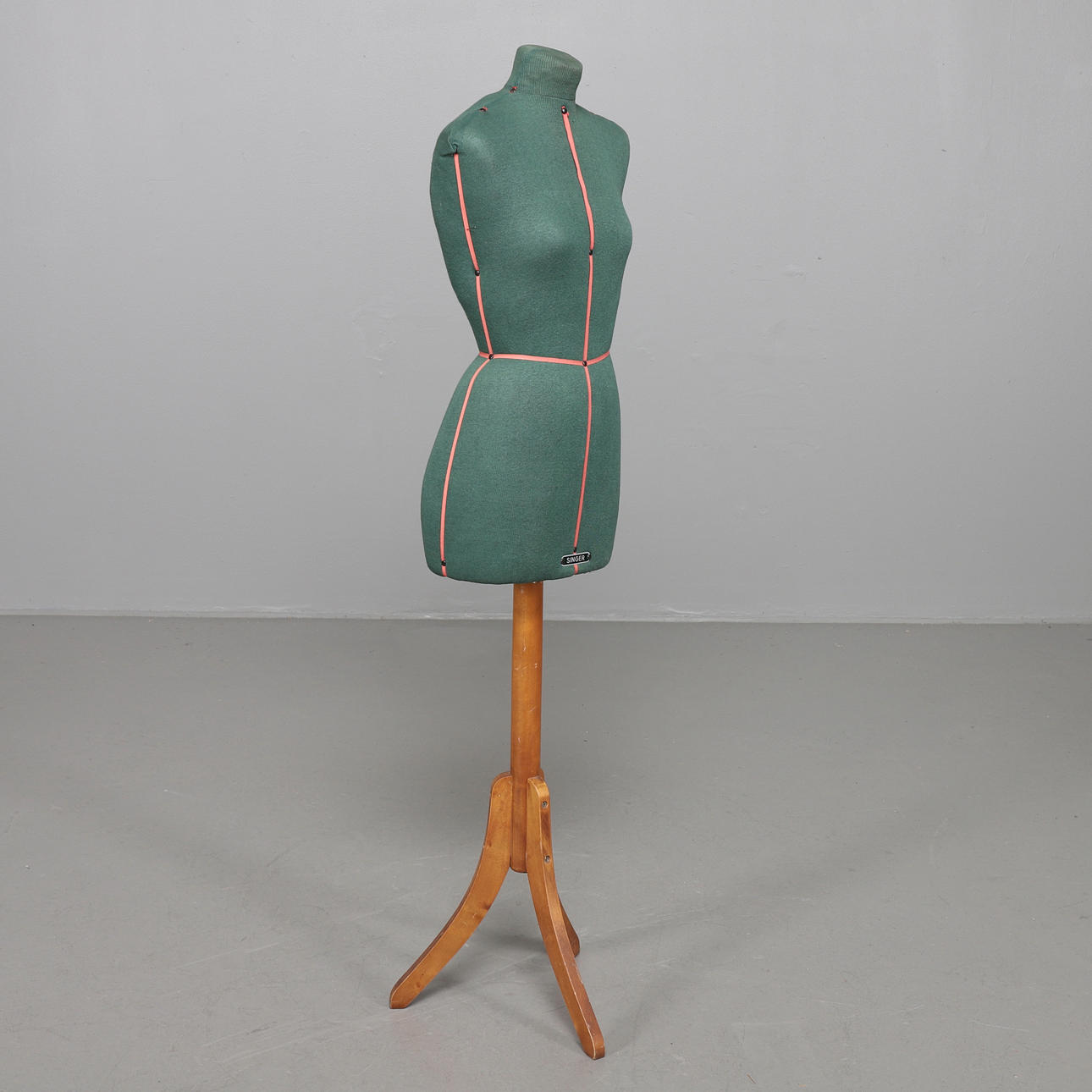 MANIQUÍ, textil y madera, Singer, 1900.