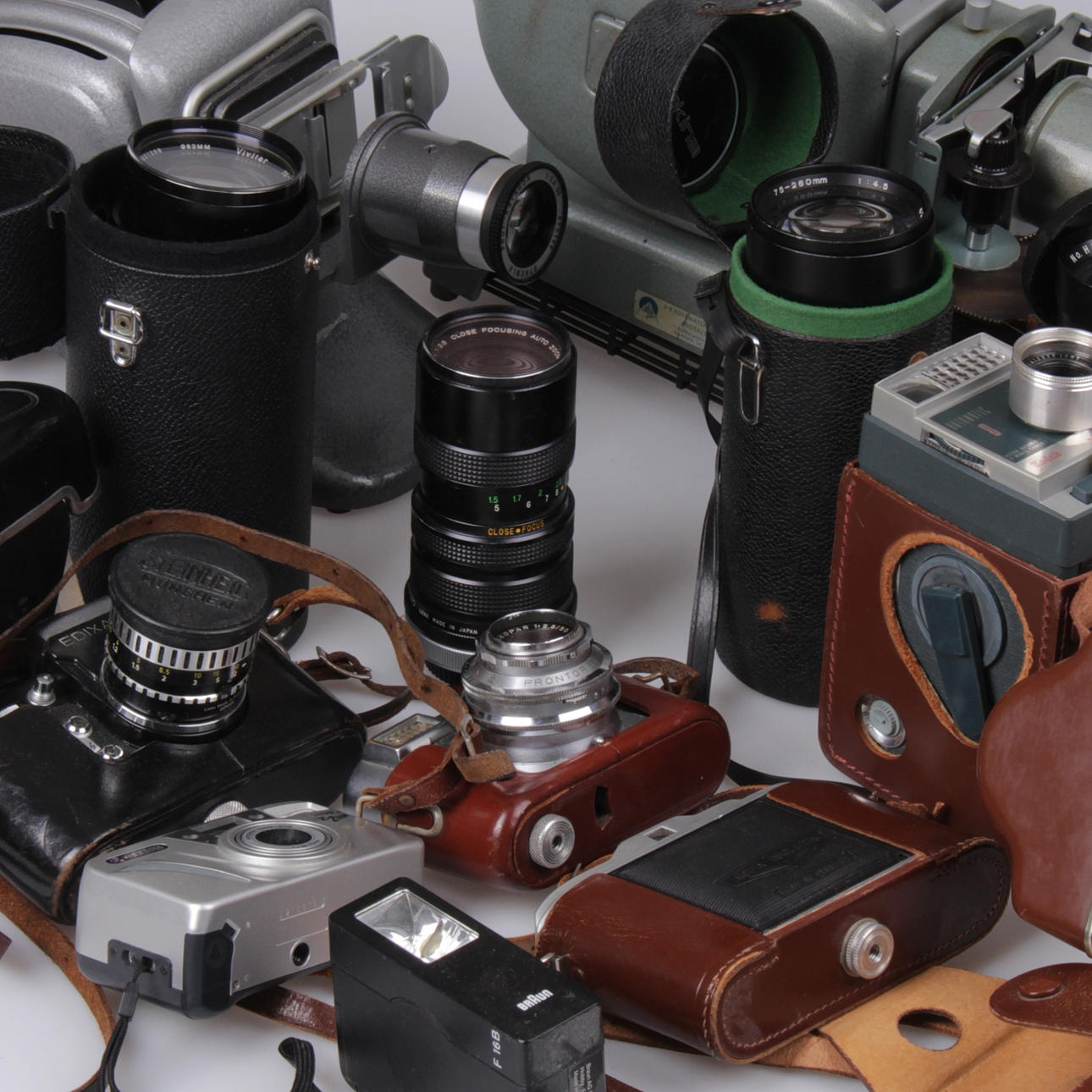 KAMEROR, projektorer, filmkameror samt objektiv, 12 delar, 1900-tal.