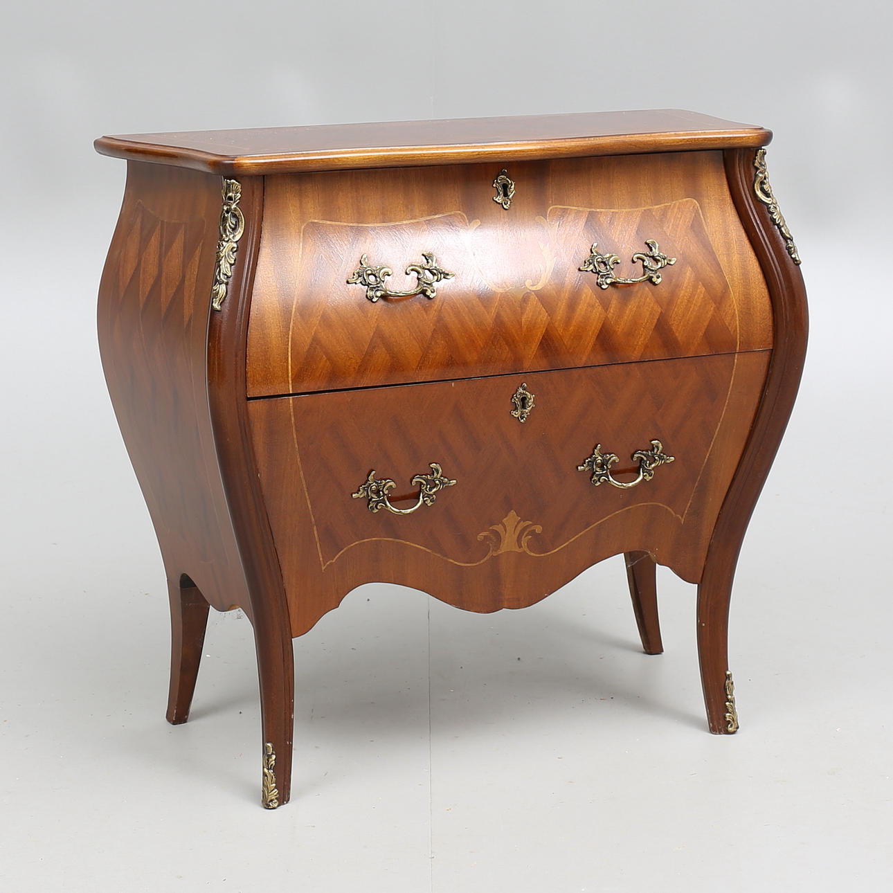 BYRÅ, nyrokokostil, 1900-talets andra hälft.