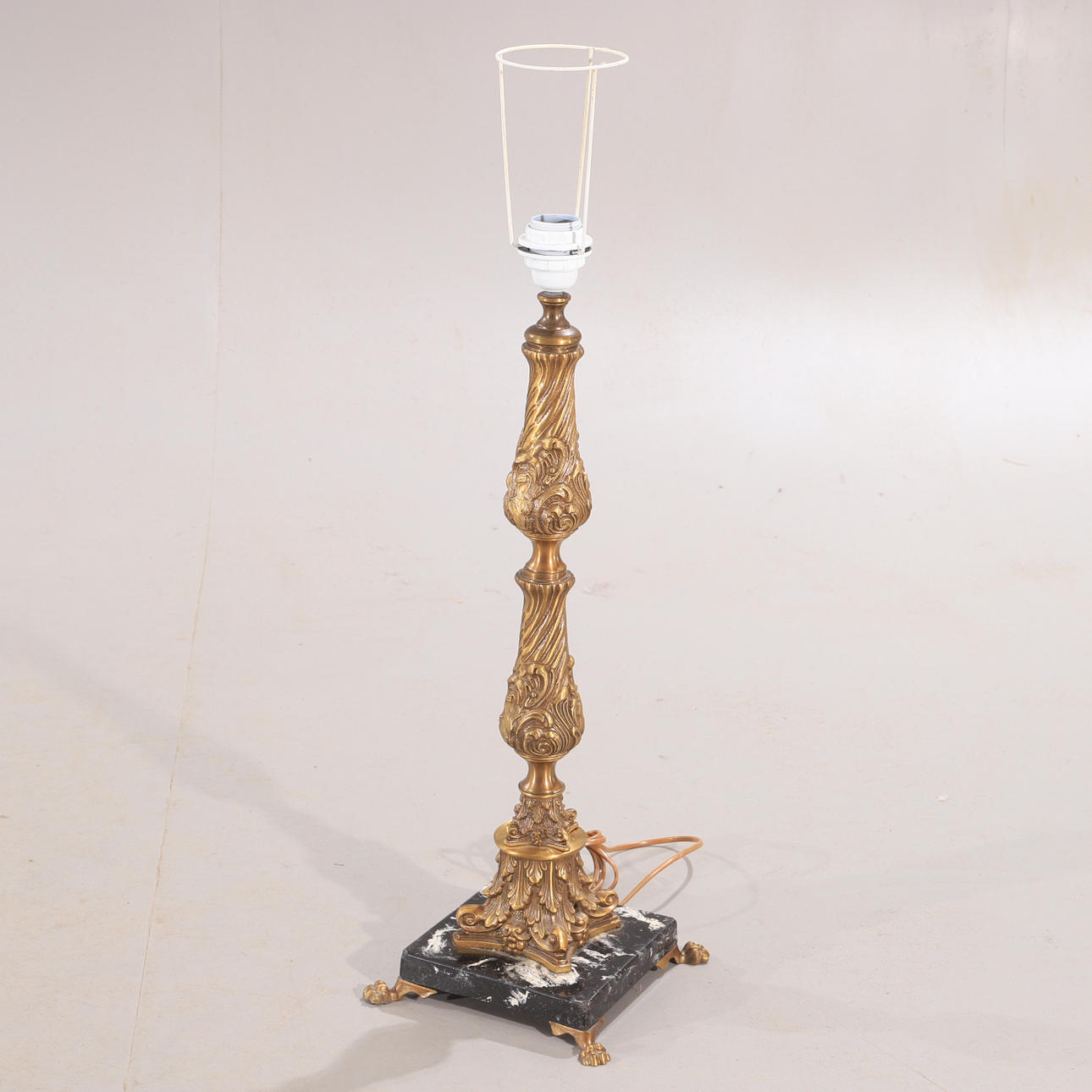 GOLVLAMPA, mässing/granit, 1900-tal.