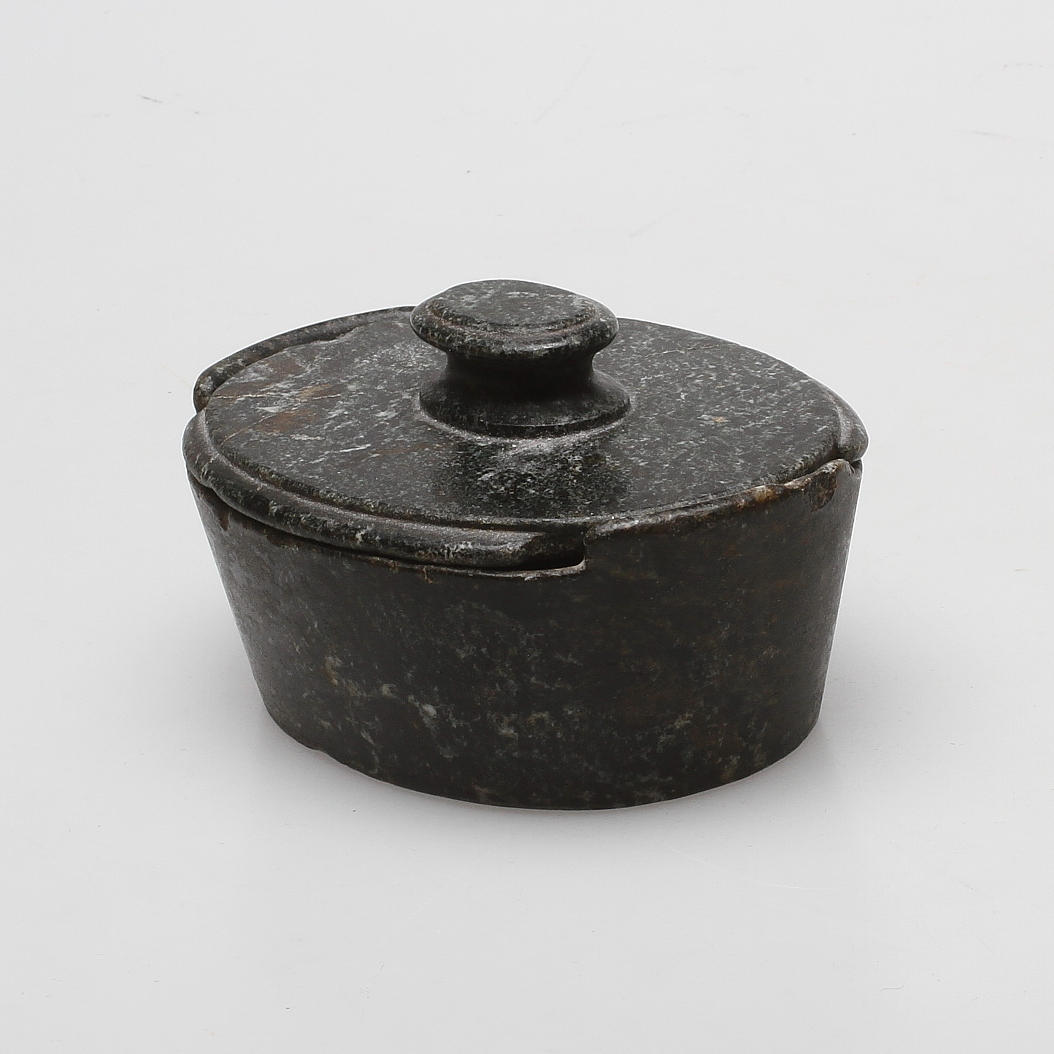 SMÖRASK MED LOCK, kolmårdsmarmor, 1800-tal.