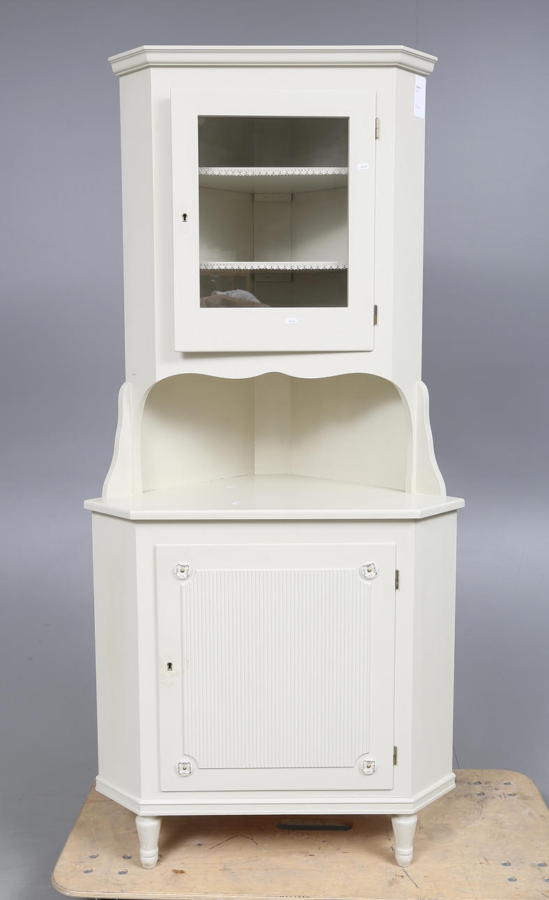 HÖRNSKÅP, 1900-tal.