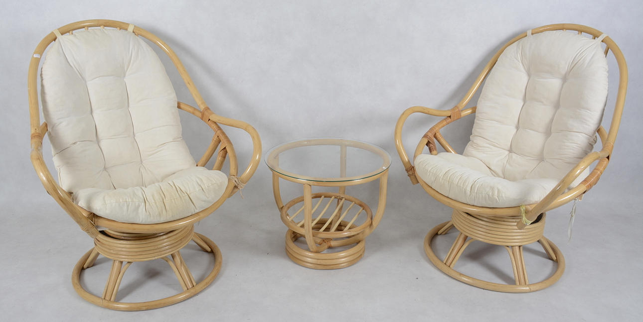 ROTTINGFÅTÖLJER, 1 par, samt rottingbord med glasskiva.