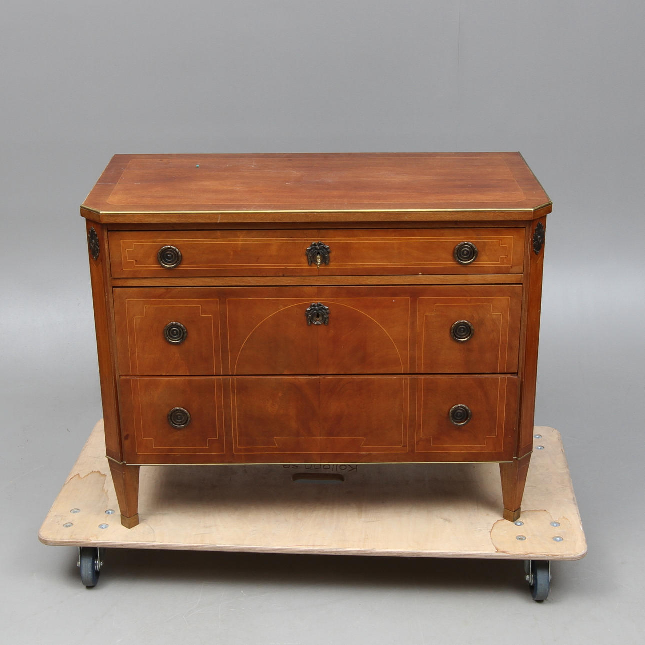 BYRÅ, gustaviansk stil, 1900-tal.