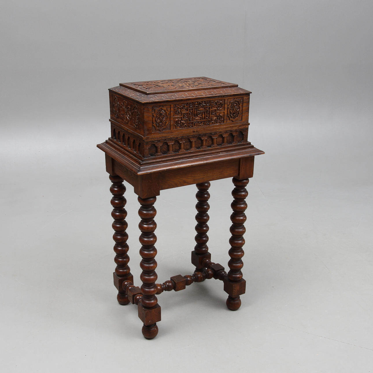 KISTA/SCHATULL, på benställning, 18/1900-tal.