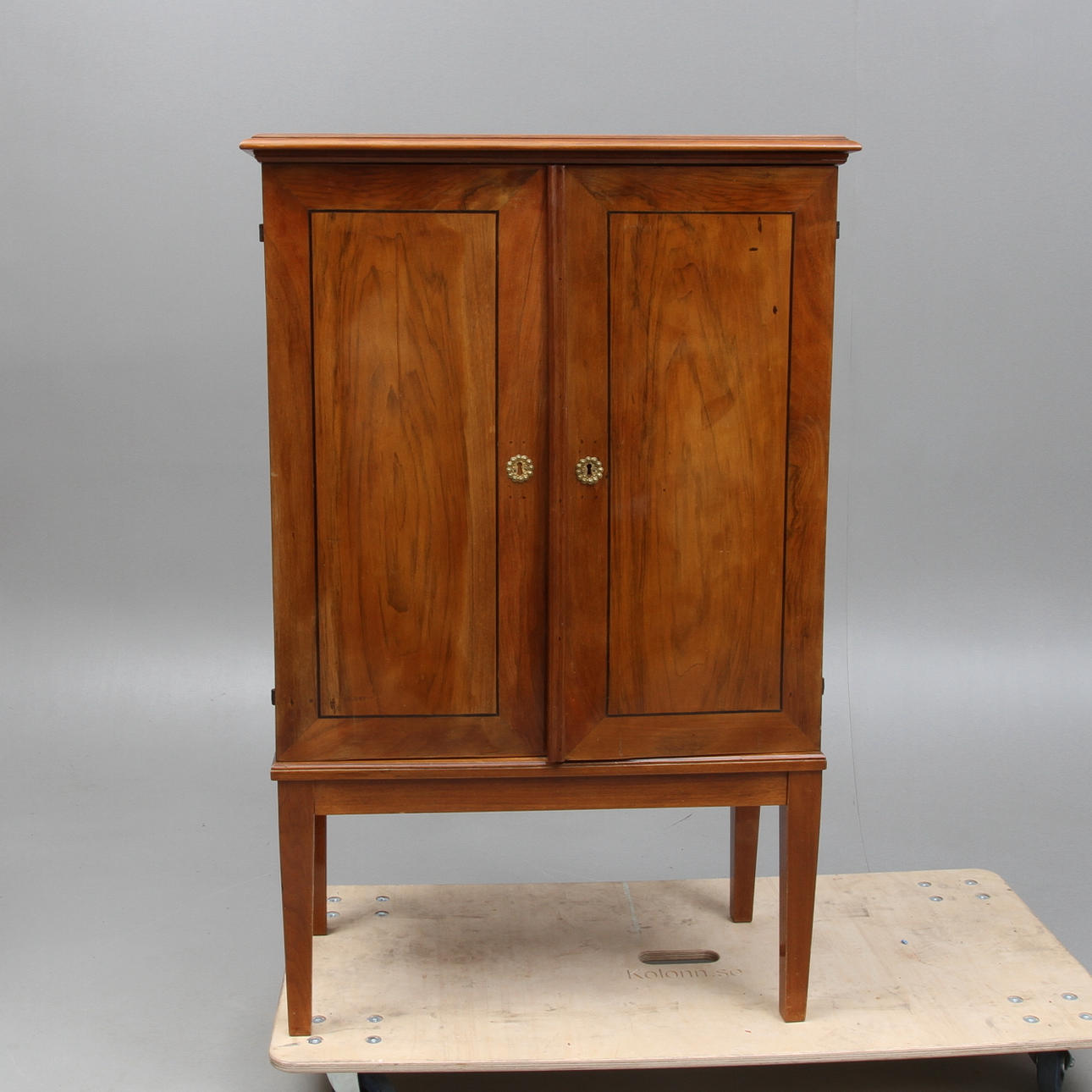 KABINETTSKÅP, gustaviansk stil, tidigt 1900-tal.