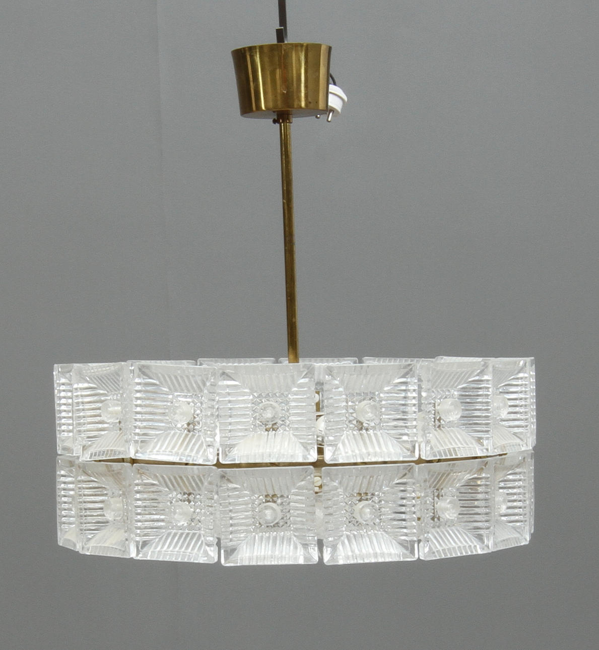 TAKLAMPA, plafondmodell, glas och mässing, 1900-talets senare hälft.