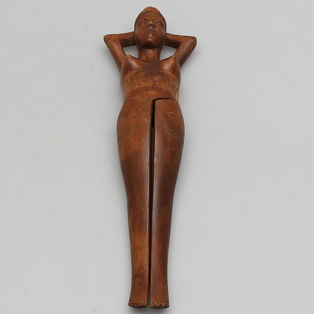 NÖTKNÄPPARE. Skuret trä. Poserande kvinna.