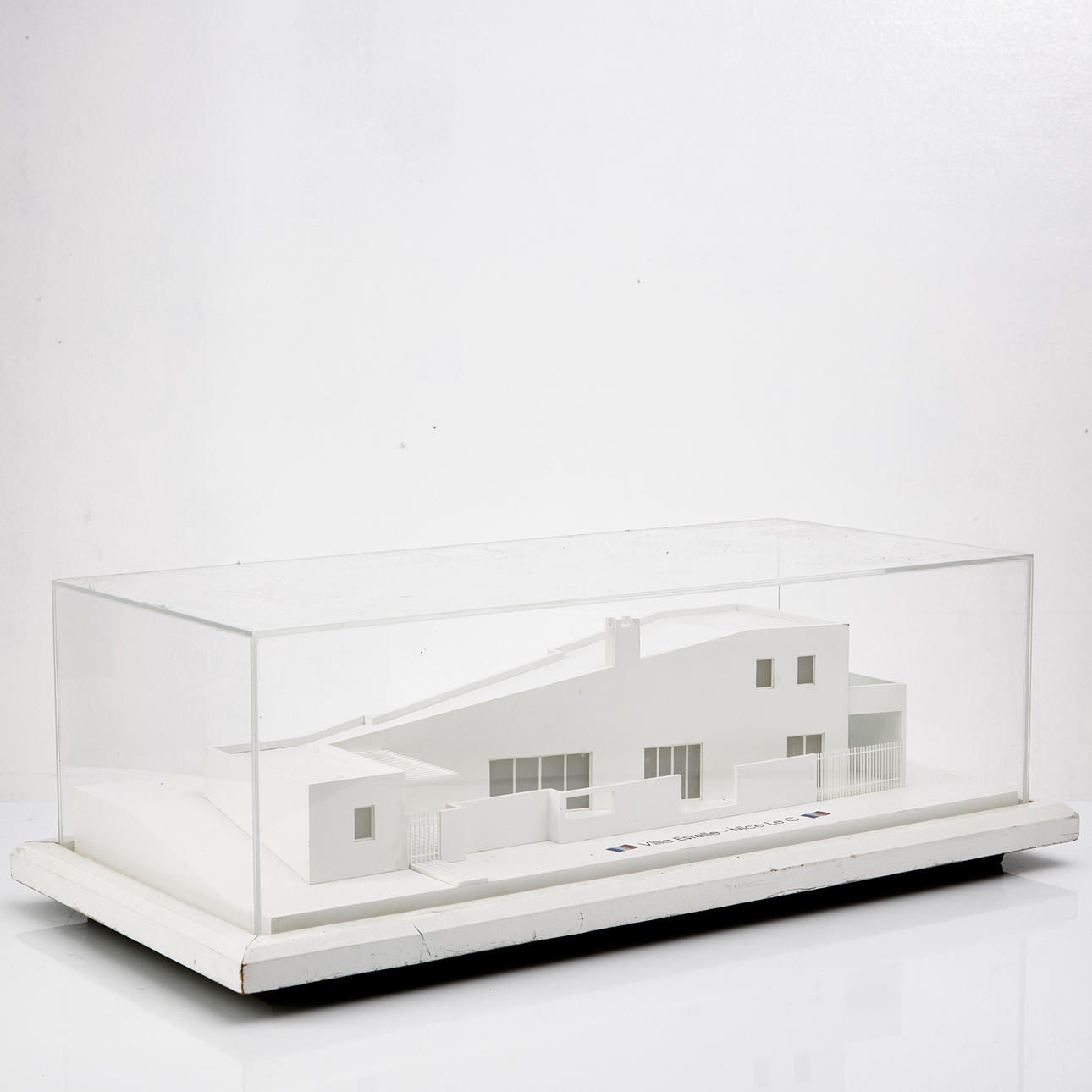 HAUSMODELL "Villa Estelle, Nice Le C", bemalt, Plexiglasständer.