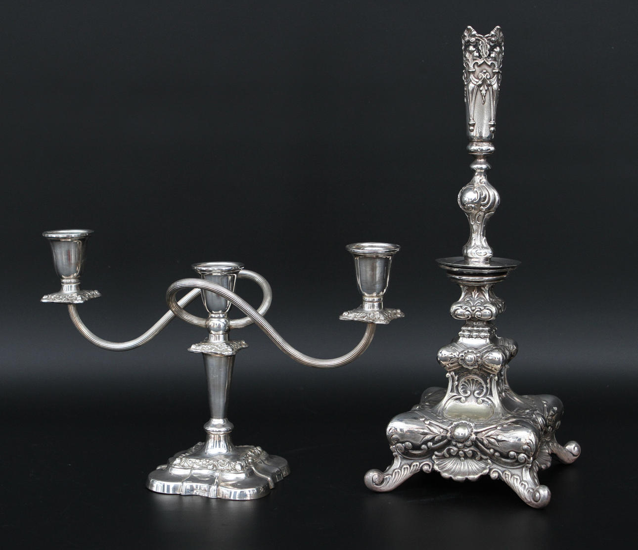 LJUSSTAKE samt KANDELABER, vitmetall, 1900-tal.