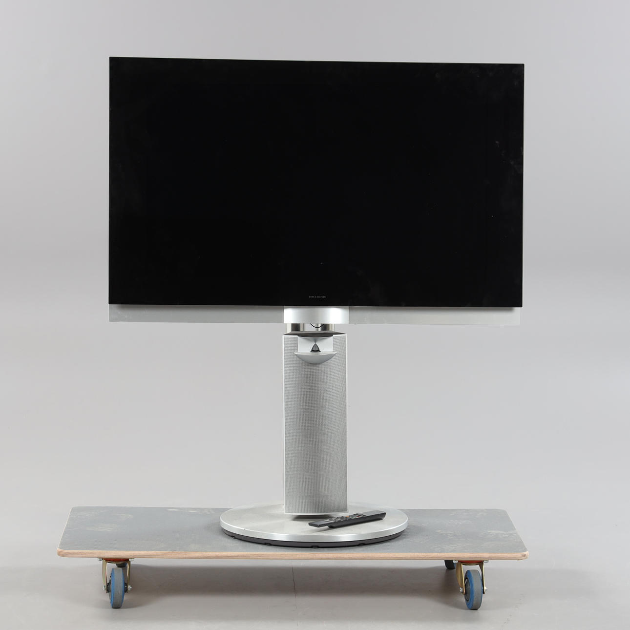 BANG & OLUFSEN "Beovision 7-40" with remote control.