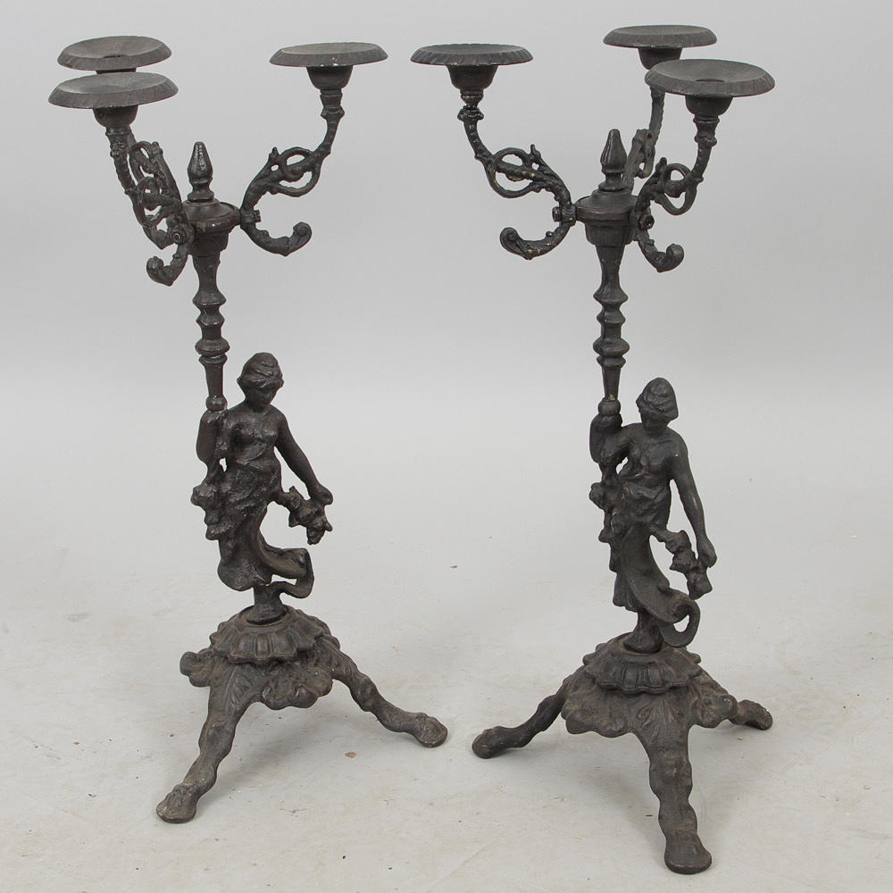 KANDELABRAR, 1 par för 3 ljus, gjutjärn, rokokostil, samtida.