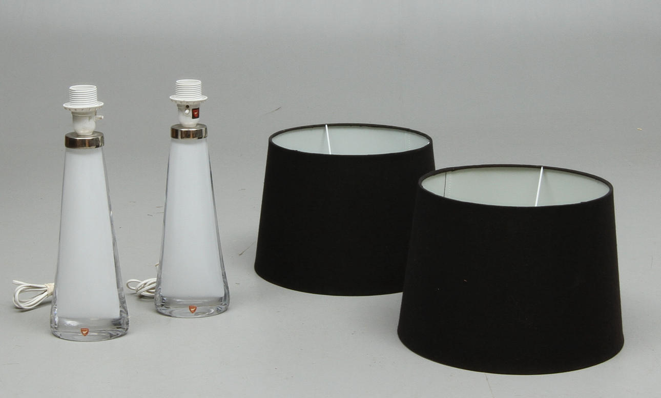 BORDSLAMPOR, 1 par, glas, Carl Fagerlund, för Orrefors. 1900-talets andra hälft.