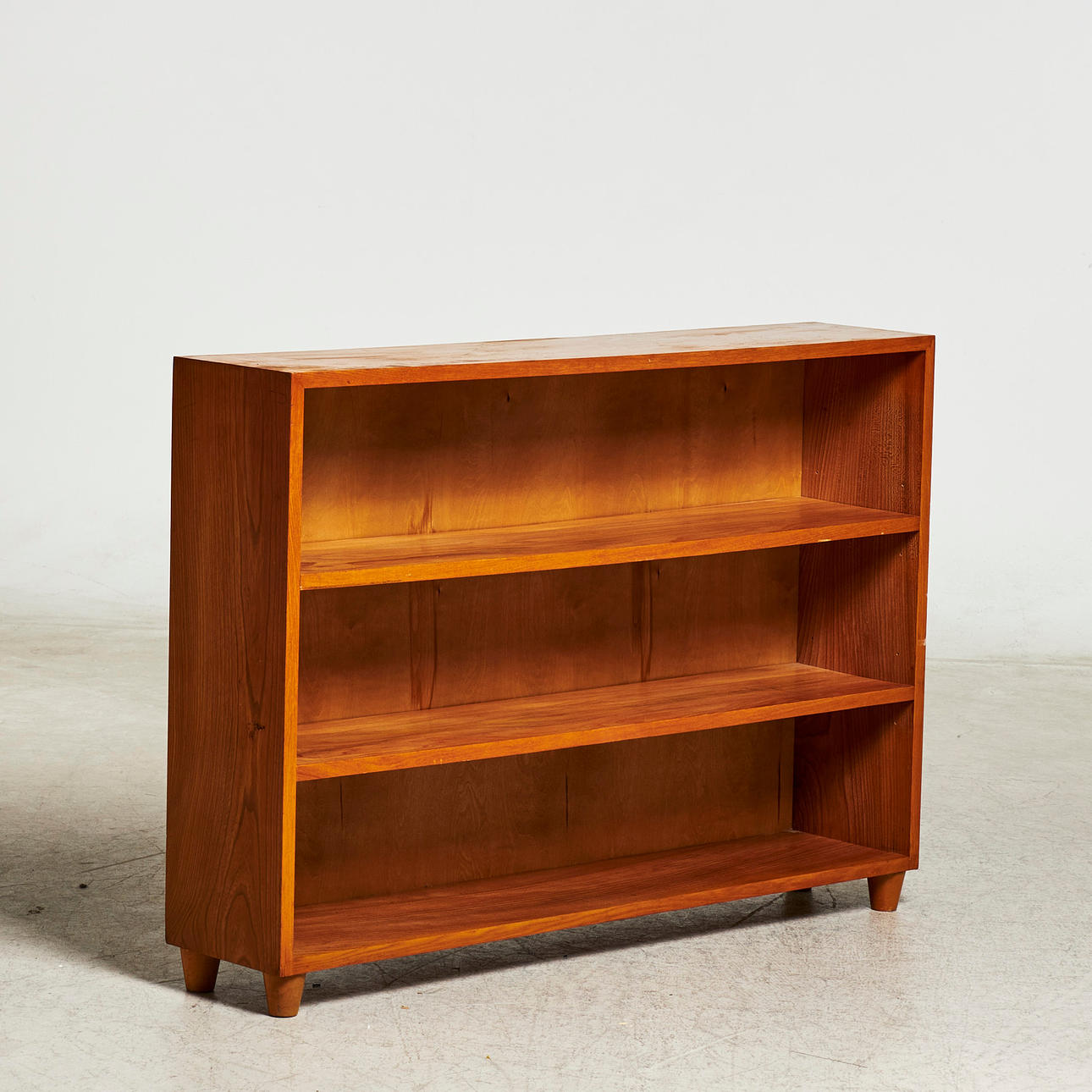 LÅG BOKHYLLA, ek, 1900-talets andra hälft.