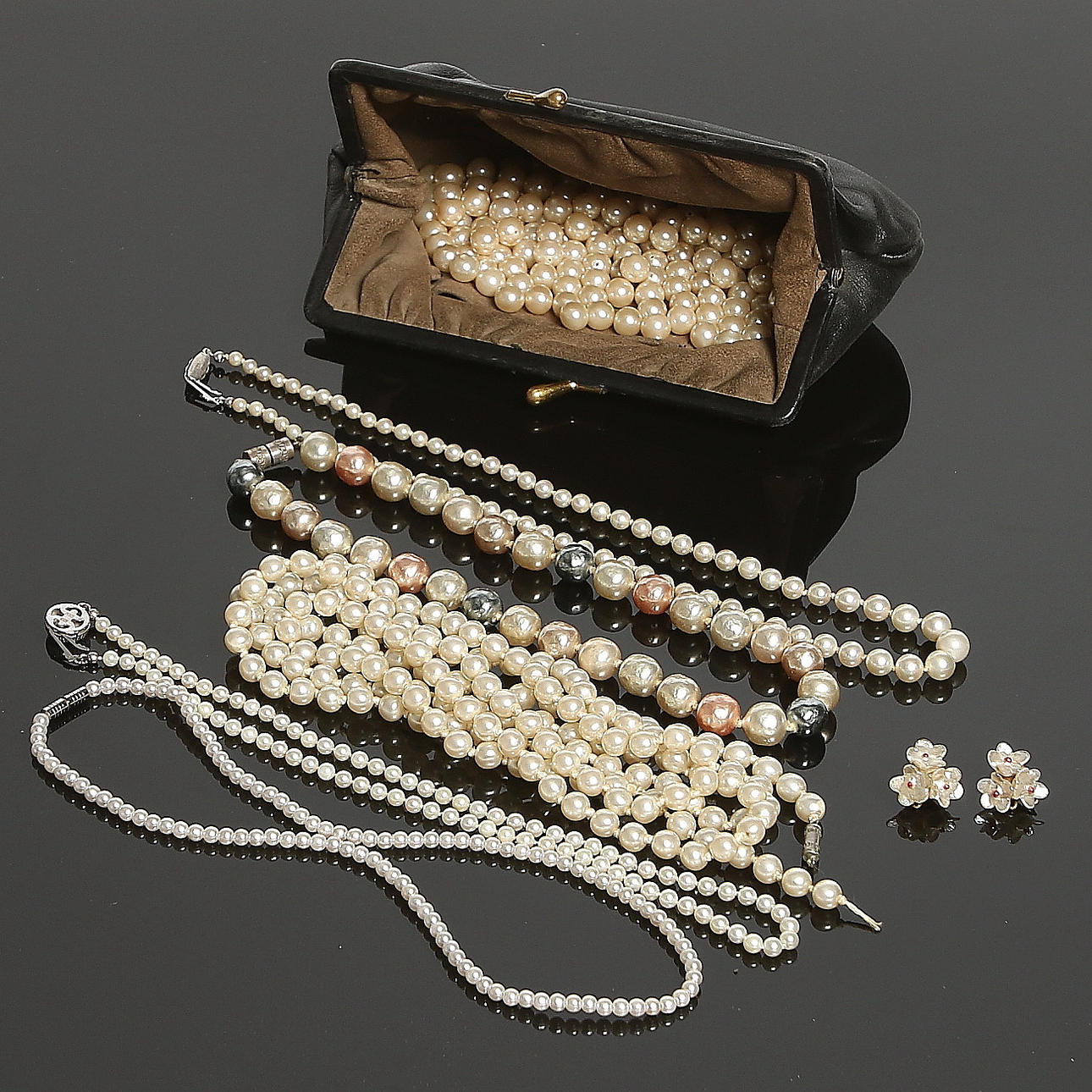 PARTI COLLIER, ÖRHÄNGEN samt lösa PÄRLOR, syntetiska, 1950-60-tal.