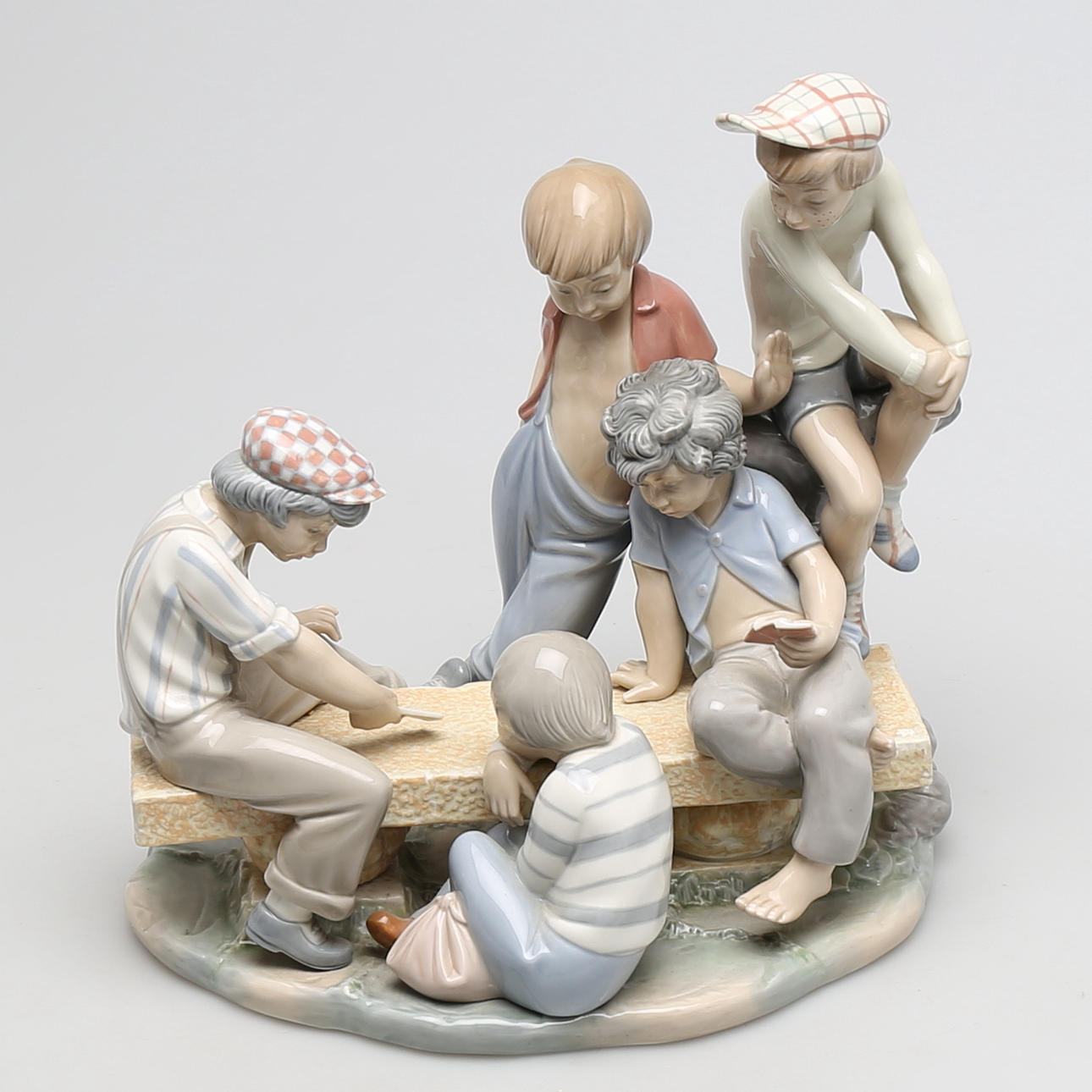 FIGURIN i porslin. Kortspelande pojkar. Nao. Spanien.