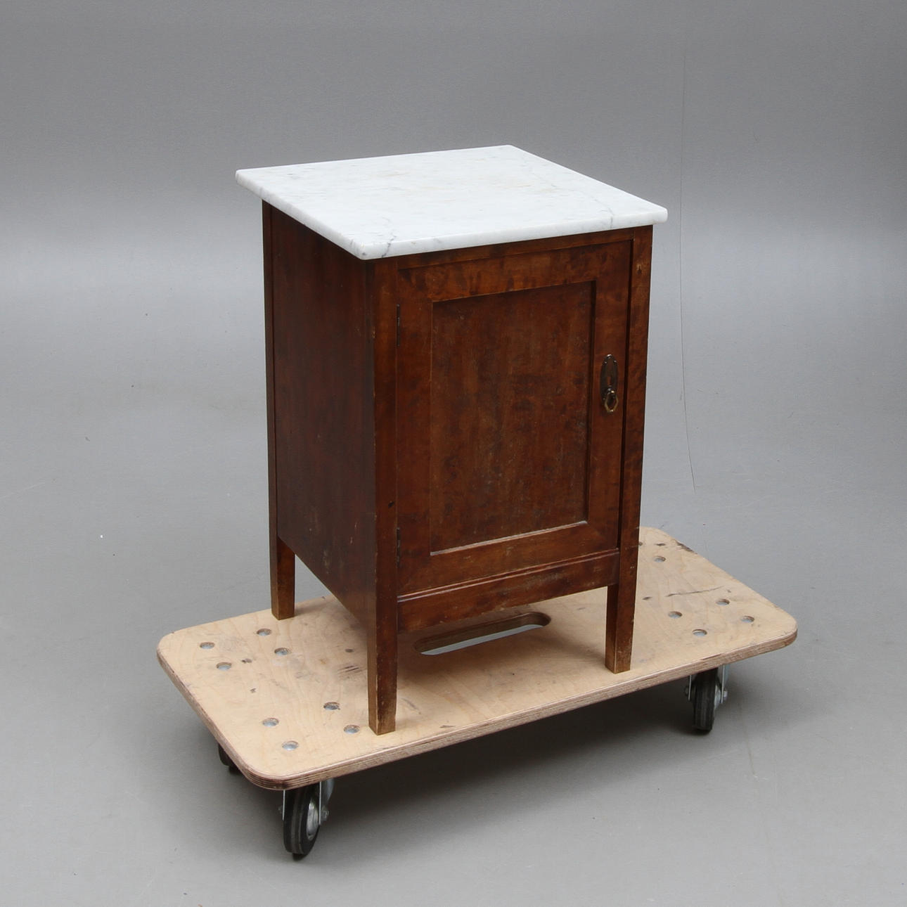 NATTDUKSBORD, med stenskiva, 1900-talets första hälft.