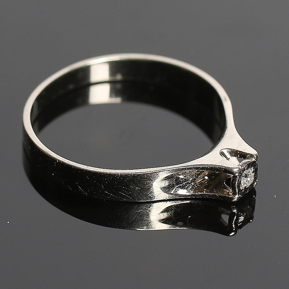 ENSTENSRING, 18k vitguld med briljantslipad diamant 0,01 ct, Vikt 2 gram. 1978.