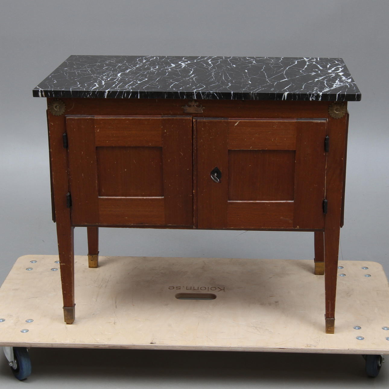 SKÅP, med stenskiva, gustaviansk stil, 1900-tal.