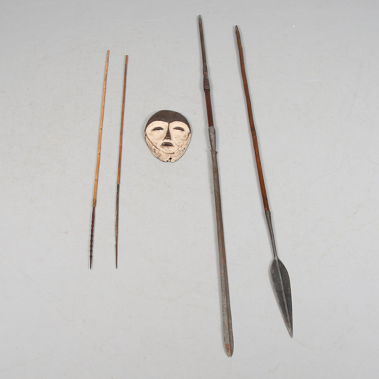 SPJUT, 2 st. Kongo, samt MASK och PILAR, ceremoniella, Afrika. 1900-tal.