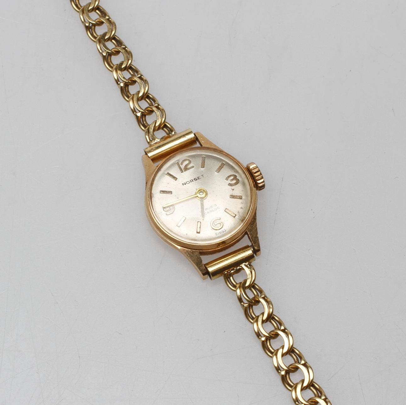 DAMUR NORSET MED ARMBAND, 18k guld, total vikt ca 12 gr.