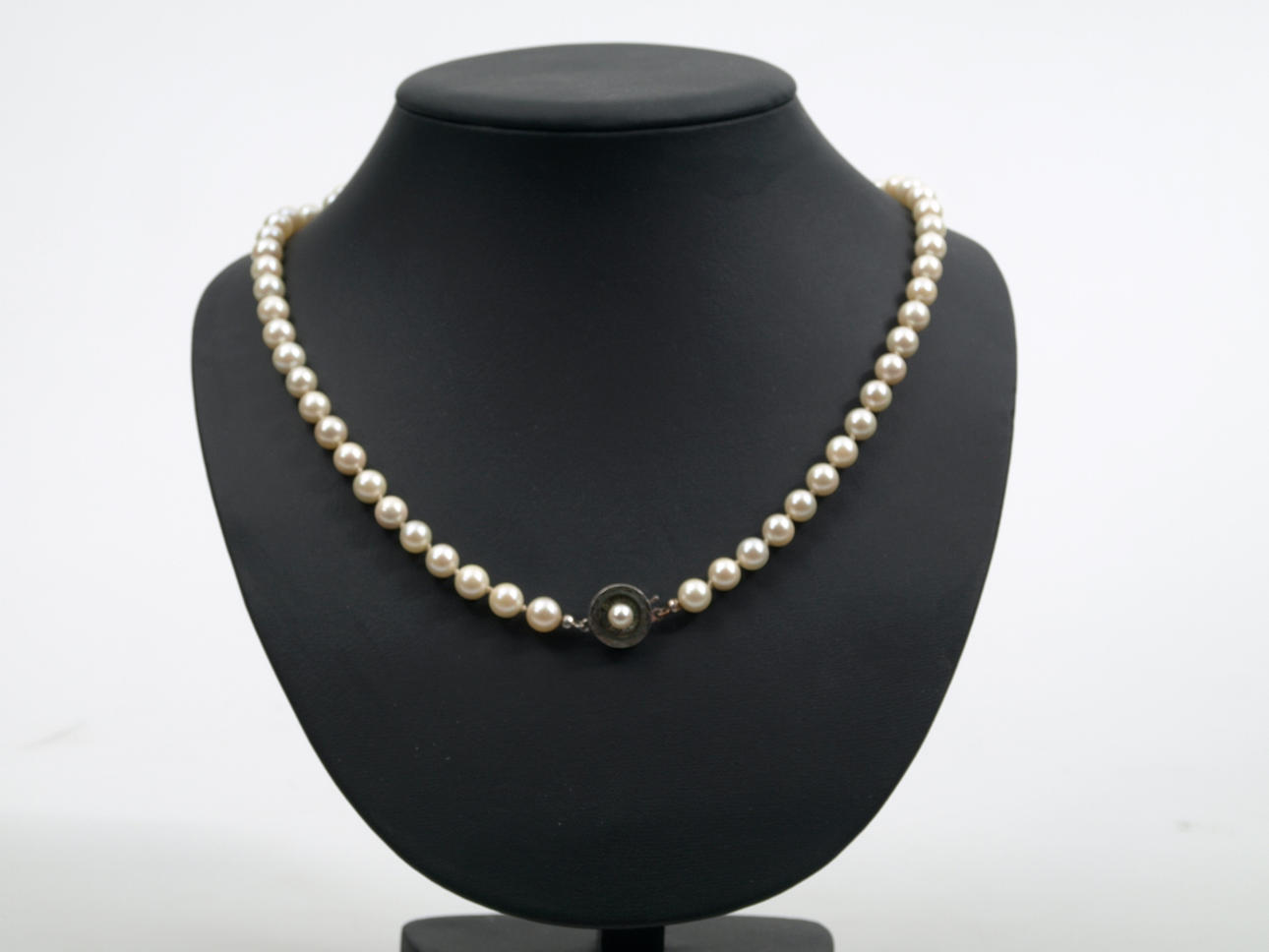 HALSBAND, odlade pärlor, silverlås.
