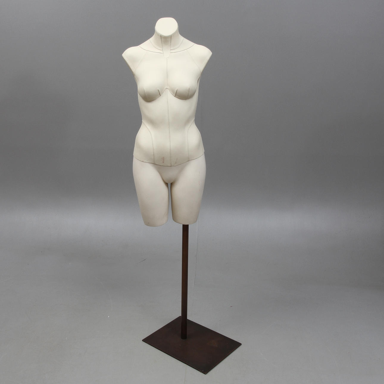 PROV/SKYLTDOCKA, delvis läderklädd, 2000-tal.