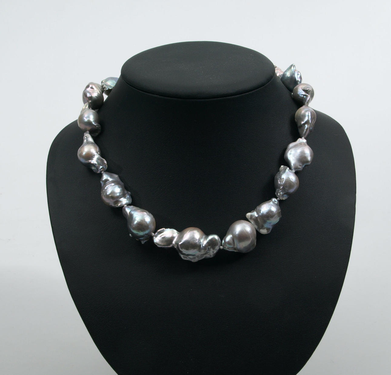 HALSBAND, barocka grå sötvattenspärlor, magnetlås i silver.