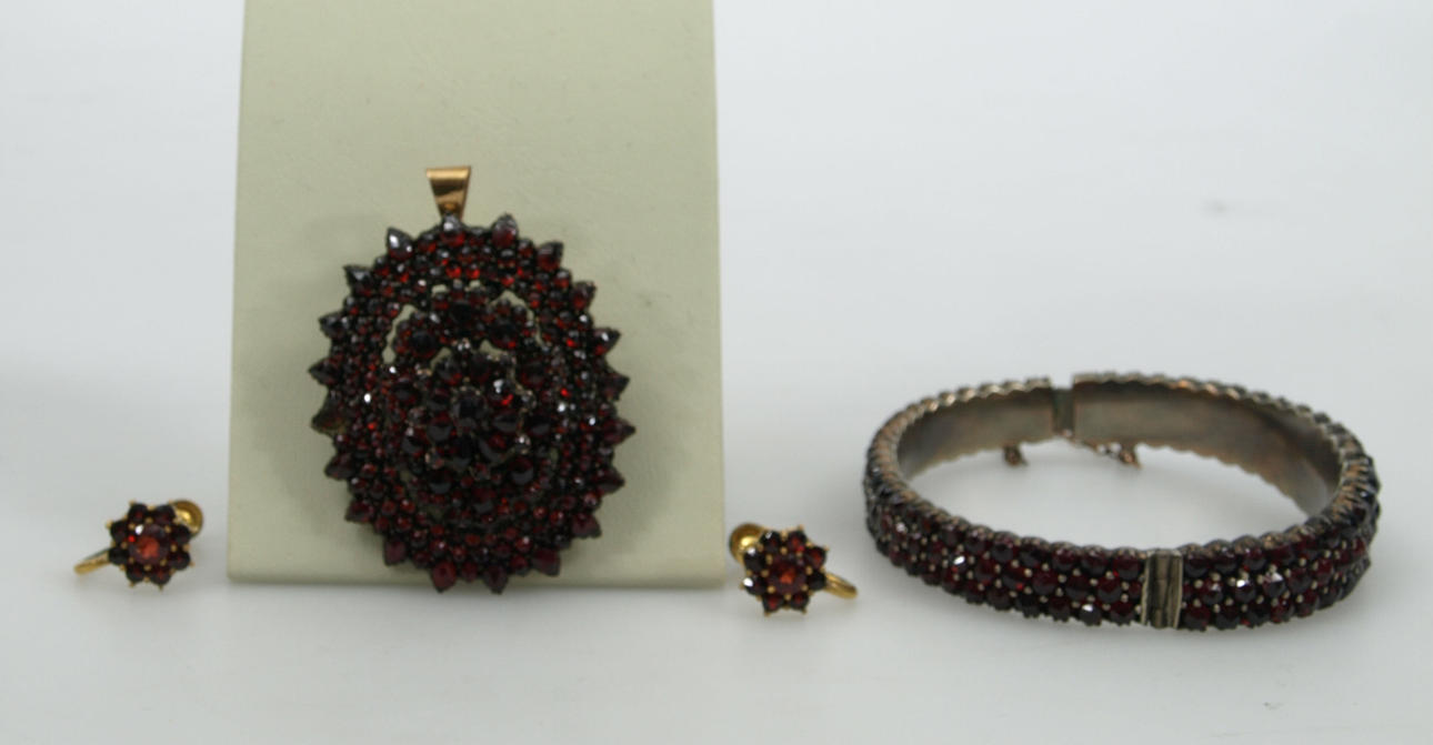 SMYCKESET, 3 delar, metall och granater, tidigt 1900-tal.