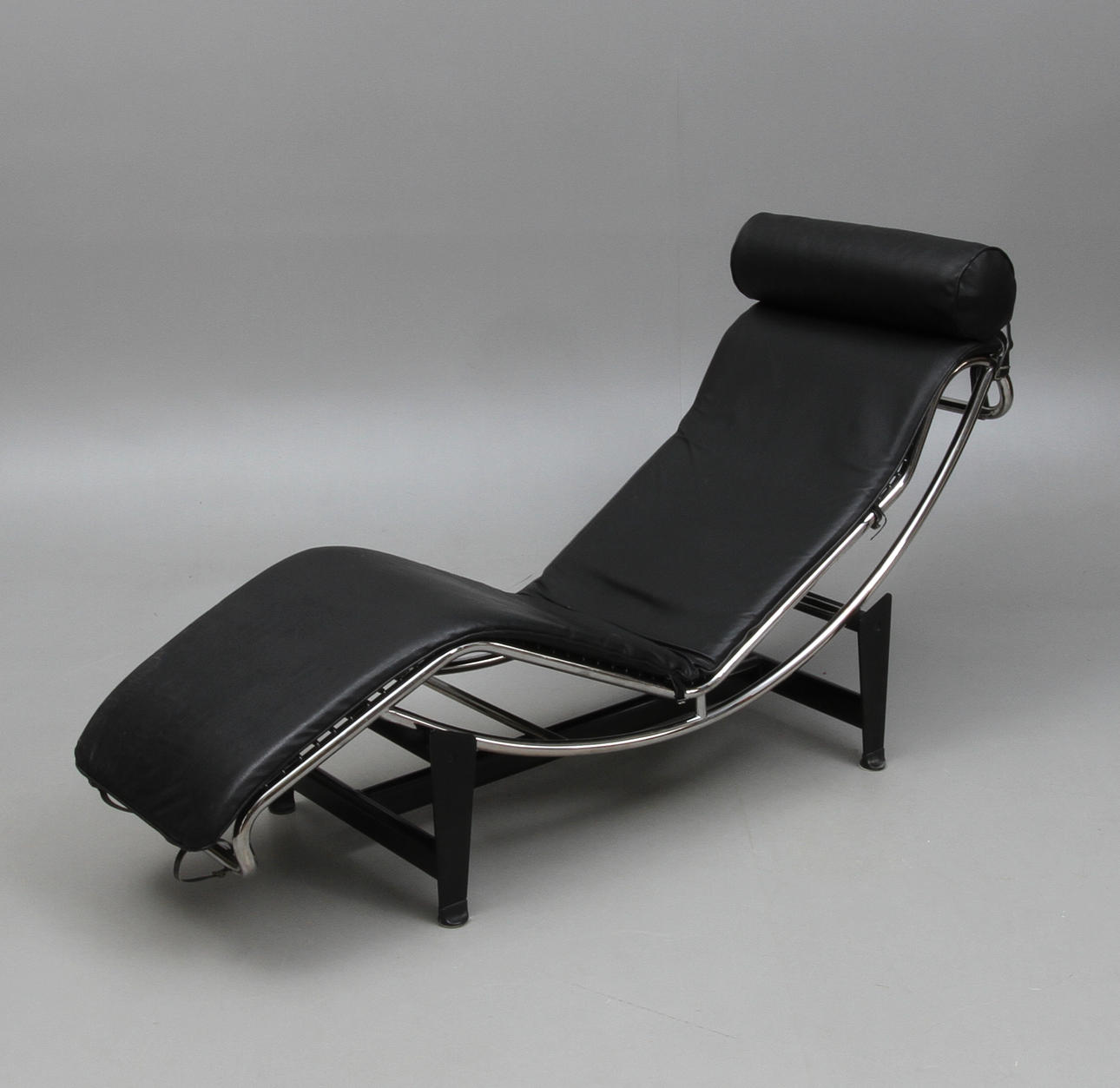 LIGGFÅTÖLJ. Efter Le Corbusier. LC4. 1900-talets senare del.