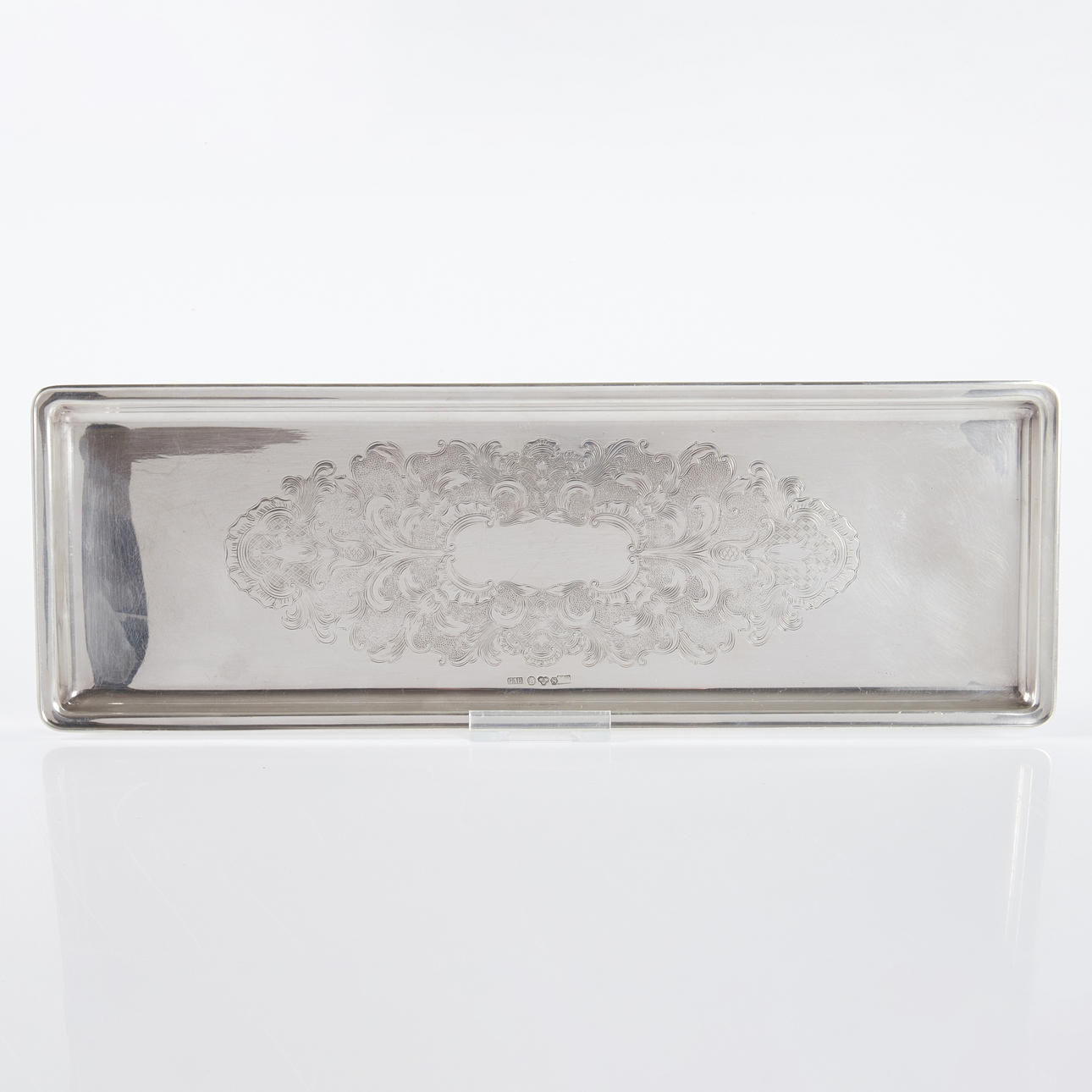 BRICKA, silver, med graverad dekor.