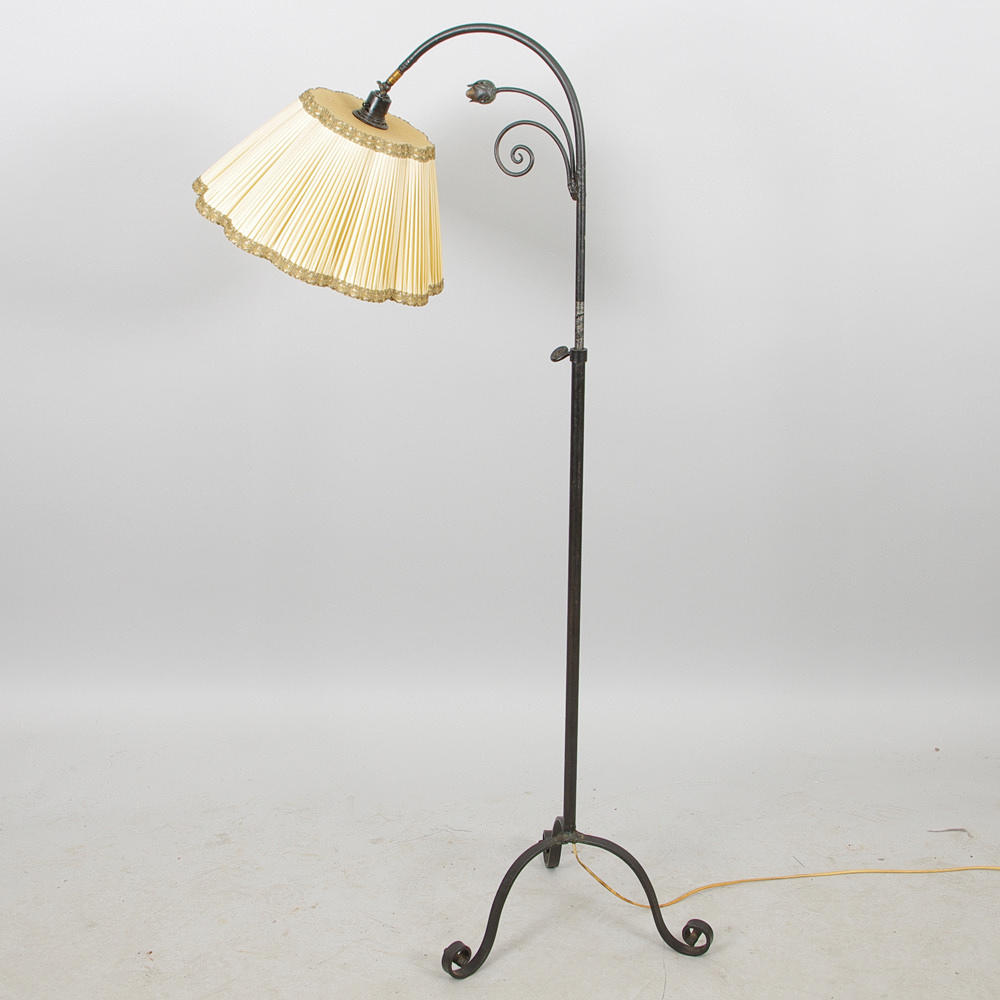 GOLVLAMPA, svartmålad smide, tidigt 1900-tal.