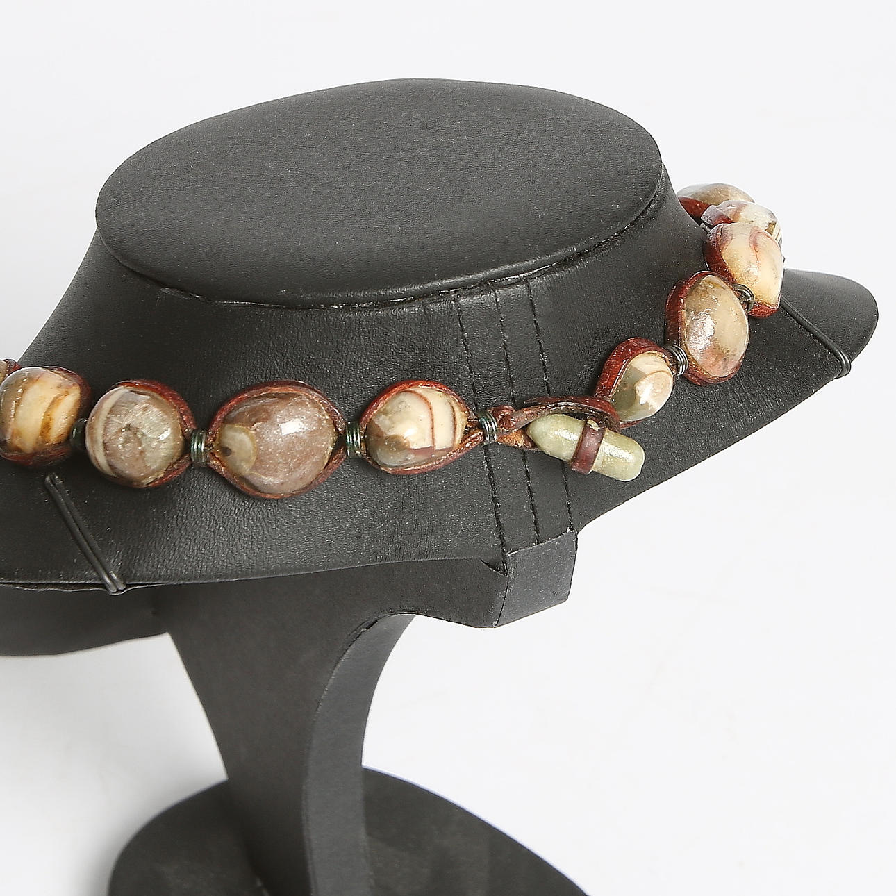 COLLIER, fossiler samt läder.