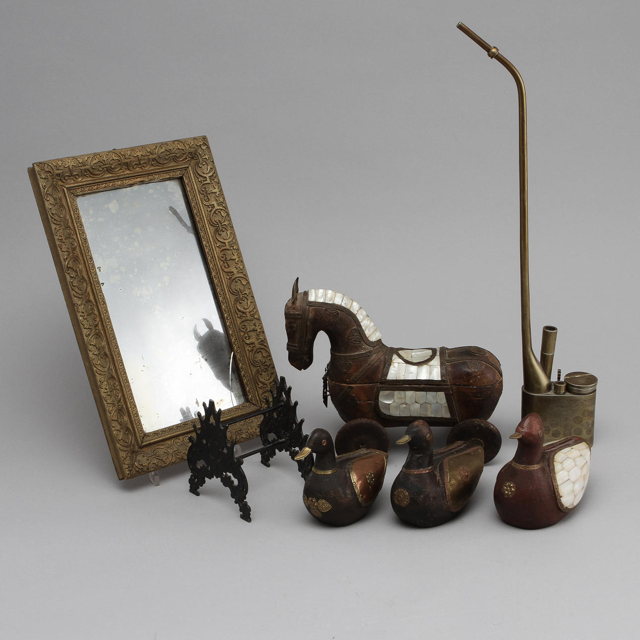 FIGURINER, 4, SPEGEL, STÄLL samt PIPA, oirentaliska.