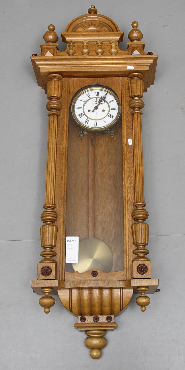 VÄGGUR, lodreguator, ek, Gustav Becker, 1900-talets första häjft.