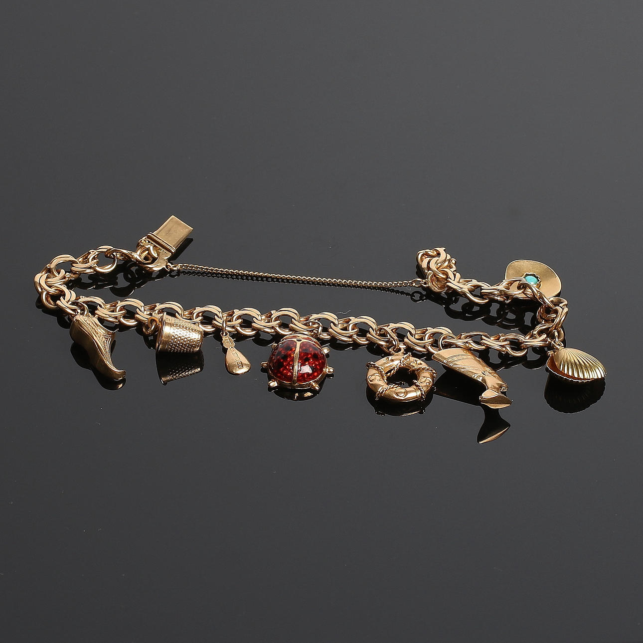 ARMBAND med BERLOCKER, 18k guld, bismarck-länk. Vikt 27 gram.