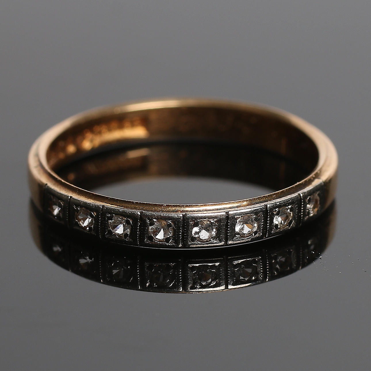 RING, halvallians, 18k guld med 8 st diamanter totalt ca 0,16 ct. Vikt 3 gram.