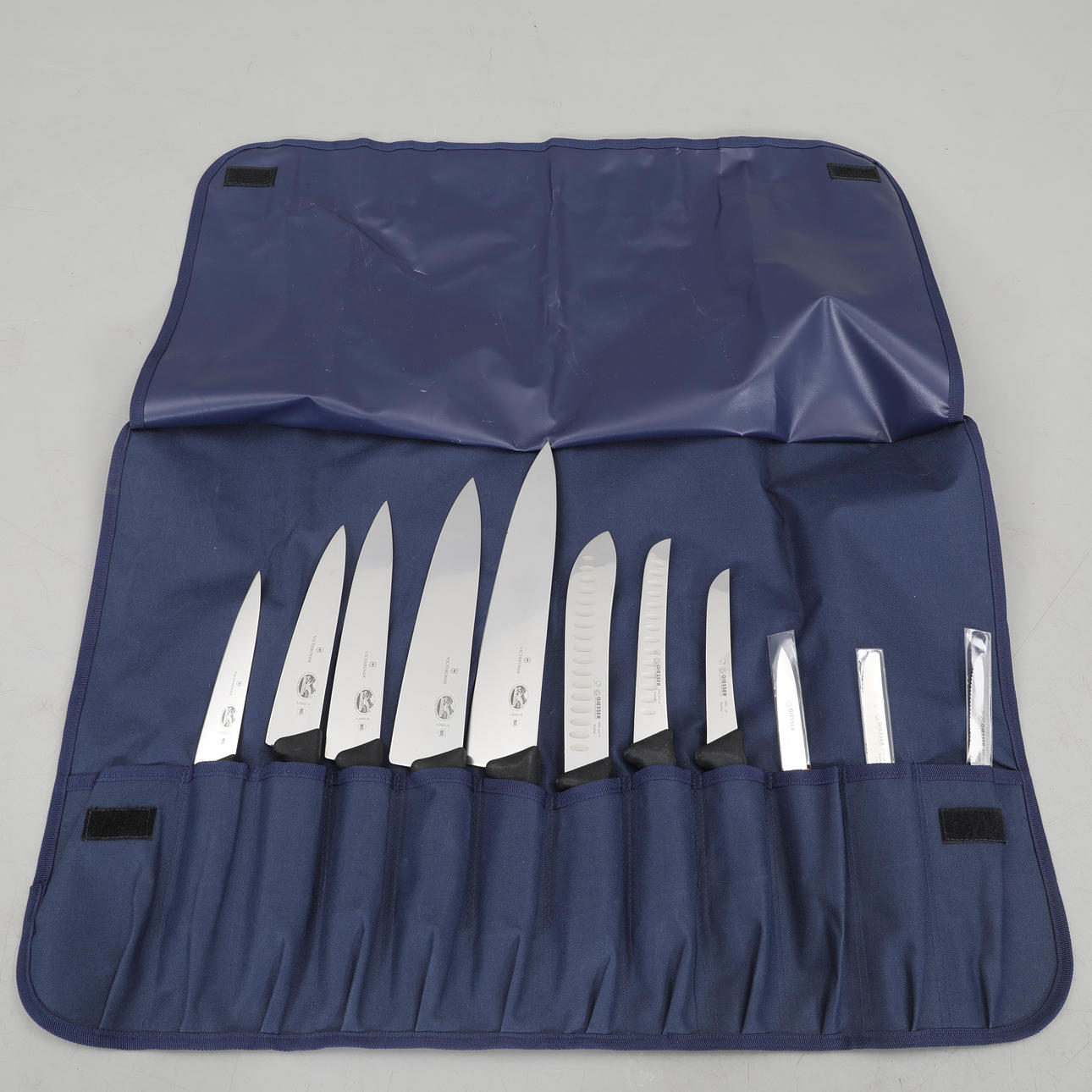 KNIVSÆT, 11 knive, Victorinox og Giesser.