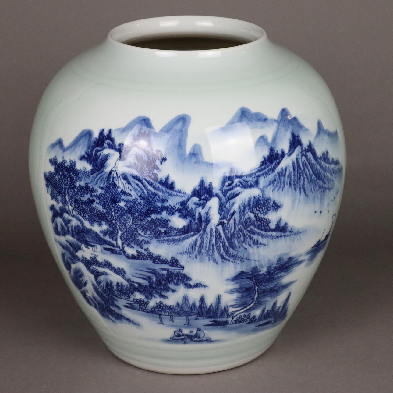 BALL VASE - China 20th century.