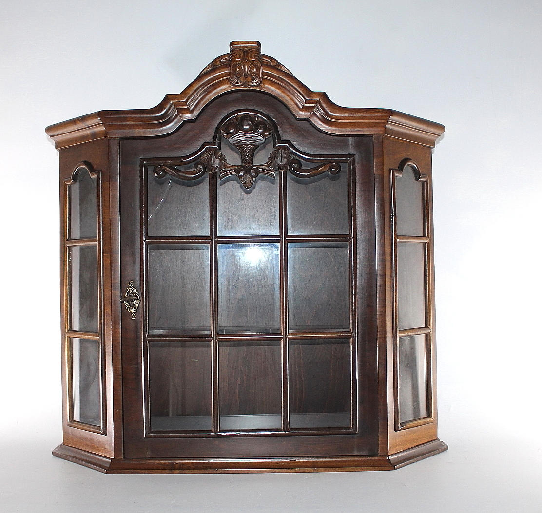 VÄGGVITRIN, trä med glasvitrin.